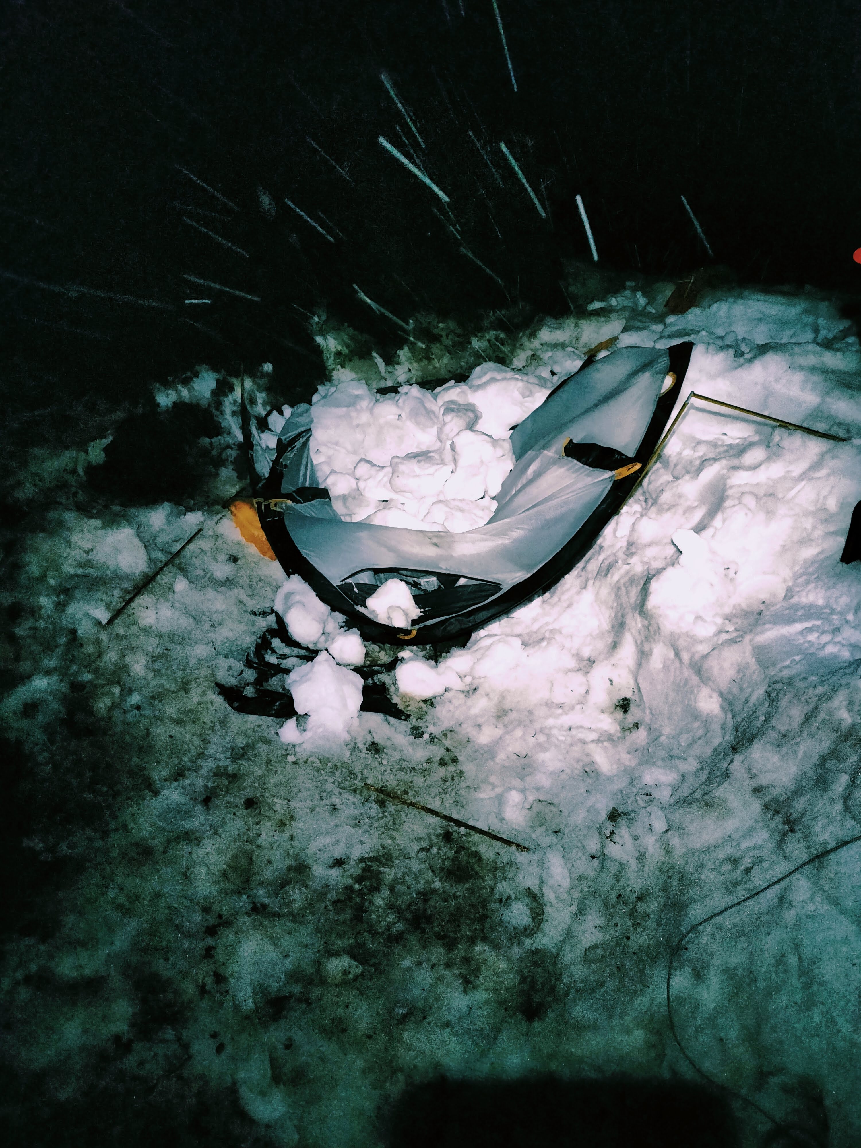 Tente écrasée par la tempête Dennis — 3h30 du matin, Islande